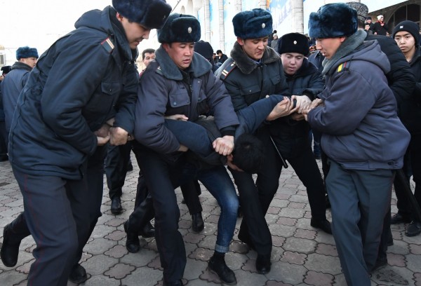 中亞國家吉爾吉斯首都比斯凱克週四有數百人上街示威反中，有十多人遭警方拘留。（法新社）