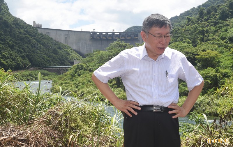 台北市長柯文哲今日出席翡翠原水管工程動土典禮，會後柯在翡翠水庫大壩前留影。（記者廖振輝攝）