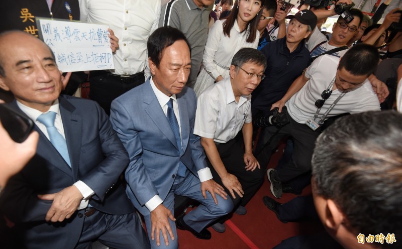 立委林靜儀表示,對於郭柯王三人怎麼「合體」不予置評,但不論男性或是女性,都不會想在旅途中,跟陌生男性「大腿靠大腿」,也呼籲男性朋友們在搭乘大眾運輸工具時,可以試著「腳不要張太開」,尊重他人空間。(記者劉信德攝) 立委林靜儀表示,對於郭柯王三人怎麼「合體」不予置評,但不論男性或是女性,都不會想在旅途中,跟陌生男性「大腿靠大腿」,也呼籲男性朋友們在搭乘大眾運輸工具時,可以試著「腳不要張太開」,尊重他人空間。(記者劉信德攝)