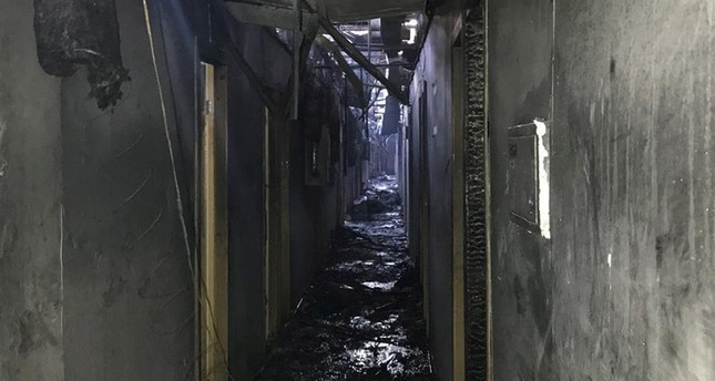 烏克蘭一間旅館今（17）晨發生大火，此為飯店走廊照片，可見大火延燒程度。（路透）