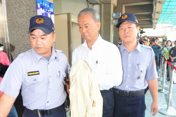 台北地檢署偵辦頂新味全集團所涉大統長基假油案,認定頂新製油涉向大統購買含銅葉綠素的假油,用來替味全代工21款油品,今天依詐欺、偽造文書等罪,將目前在押的前頂新製油及味全董事長魏應充,以及味全總經理張教華等13人起訴。(資料照,記者廖耀東攝) 台北地檢署偵辦頂新味全集團所涉大統長基假油案,認定頂新製油涉向大統購買含銅葉綠素的假油,用來替味全代工21款油品,今天依詐欺、偽造文書等罪,將目前在押的前頂新製油及味全董事長魏應充,以及味全總經理張教華等13人起訴。(資料照,記者廖耀東攝)