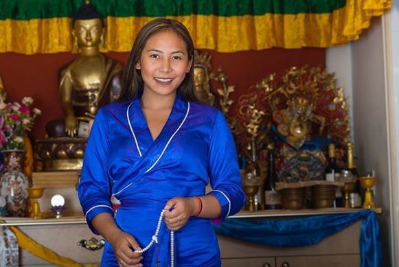 西藏裔女學生齊美拉姆（Chemi Lhamo）近日獲選為加拿大多倫多大學（UTSC）首位西藏裔學生會長。（擷取自IG）