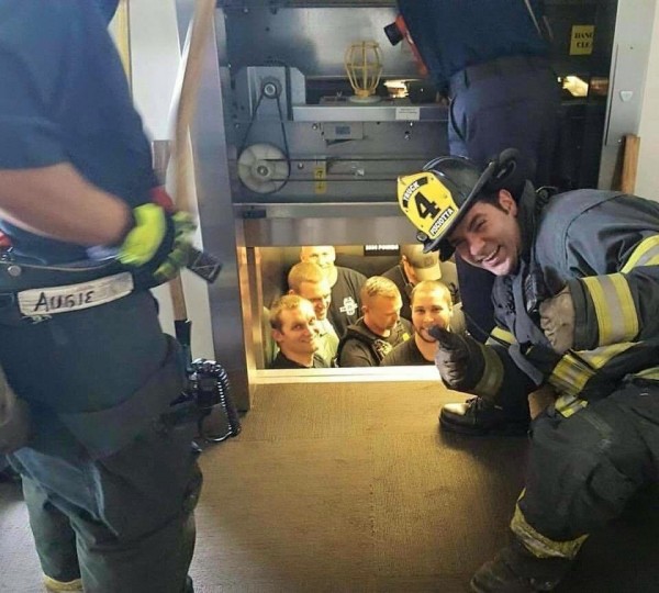 美國警察受困電梯,消防隊員救援時卻趁機拍照上傳;只見消防隊員開心豎起大拇指,警察卻一臉尷尬,有趣景象樂翻網友,立刻引發熱議。(圖擷取自Kansas City Missouri Police Department臉書) 美國警察受困電梯,消防隊員救援時卻趁機拍照上傳;只見消防隊員開心豎起大拇指,警察卻一臉尷尬,有趣景象樂翻網友,立刻引發熱議。(圖擷取自Kansas City Missouri Police Department臉書)