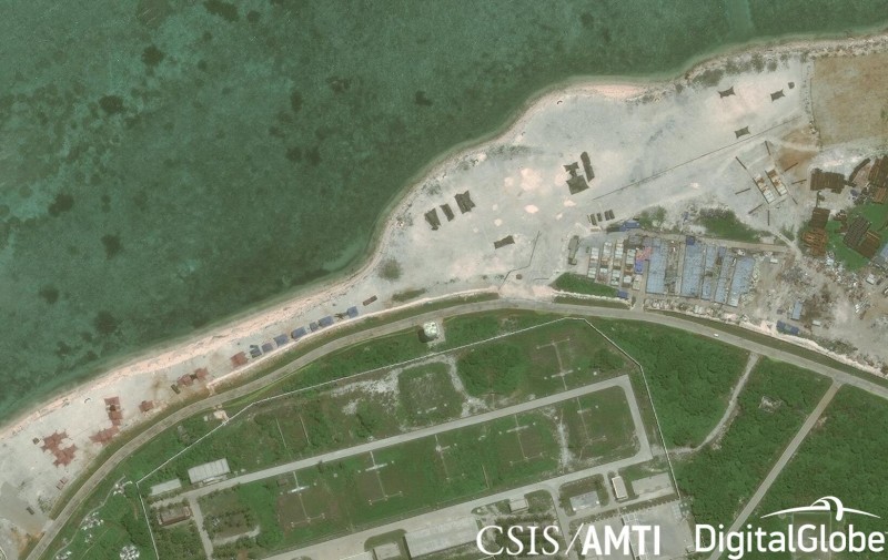 美國國家地理情報局專家聲稱，中國是首個運用「生成對抗網路」技術來對衛星圖進行加工的國家。圖為中國去年疑在西沙群島設立海上軍事平台的衛星圖。（路透）