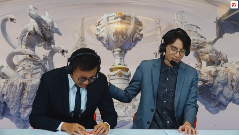 主播「JR」（左）最後也在鏡頭前淚崩，泣不成聲地表示「我沒有想到說出，JT結束世界賽是這麼的沉重」，隨後情緒失控，久久無法言語。一旁的賽評「NASH」（右）連忙拍肩安慰。（擷取自「GarenaTW」Twitch頻道）