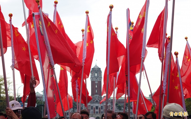 加國教授沈榮欽指出，中國的假新聞攻勢，正藉著每一次的選舉，逐步影響台灣人。圖中，中華統一促進黨成員在總統府附近高舉中國五星旗。（資料照，記者劉信德攝）