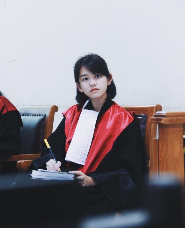 近日在推特上瘋傳一系列正妹法官的照片，清新童顏引起網友討論。（圖擷取自推特）