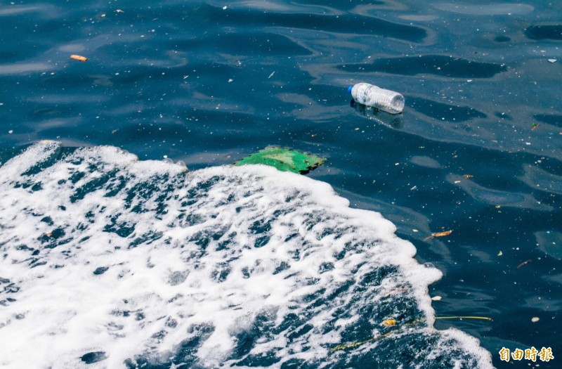 大阪G20峰會於今日落幕，會後日本首相安倍晉三表示，各國達成「藍色海洋願景」協議，同意在2050年以前，將海洋塑膠垃圾歸零。圖為台灣周圍的海洋垃圾。（資料照）