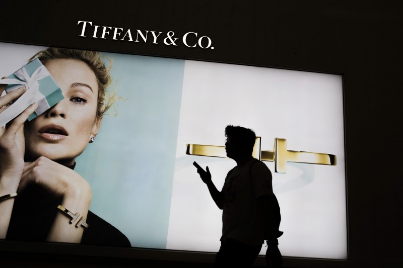 美國超模梅菲（Carolyn Murphy）的廣告圖也被敏感的中國消費者指責。梅菲拿著Tiffany獨特的藍色珠寶盒遮蓋她的右眼。（彭博）