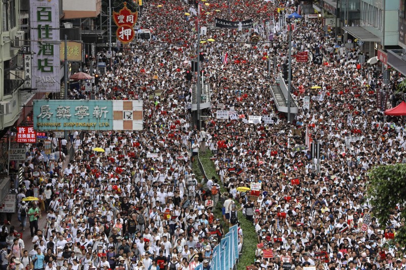 民間人權陣線表示，「我們要告訴中共、香港政府、國際，香港人是有能力包圍立法會的」。（美聯社）