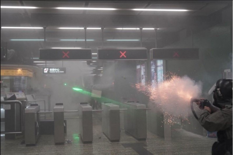 香港地鐵葵芳、太古站接連傳出港警開槍的消息，密閉車站空間內煙霧瀰漫，畫面令人震驚。（圖由Felix Lam @HK.Imaginaire授權提供）