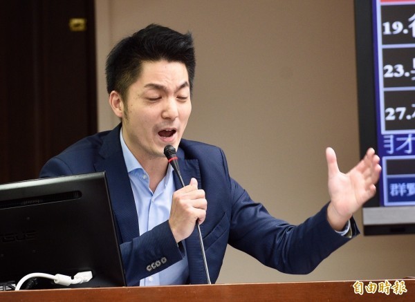 總統蔡英文在元旦談話提出「四個必須」,蔣家第四代、國民黨立法委員蔣萬安3日在政論節目上對於「四個必須」表達肯定,也表示不同意習近平的一國兩制,沒想到遭藍營支持者洗版臉書痛罵;對此,蔣萬安今(7)早提出3點說明,緊急「修正」自己立場。(資料照) 總統蔡英文在元旦談話提出「四個必須」,蔣家第四代、國民黨立法委員蔣萬安3日在政論節目上對於「四個必須」表達肯定,也表示不同意習近平的一國兩制,沒想到遭藍營支持者洗版臉書痛罵;對此,蔣萬安今(7)早提出3點說明,緊急「修正」自己立場。(資料照)