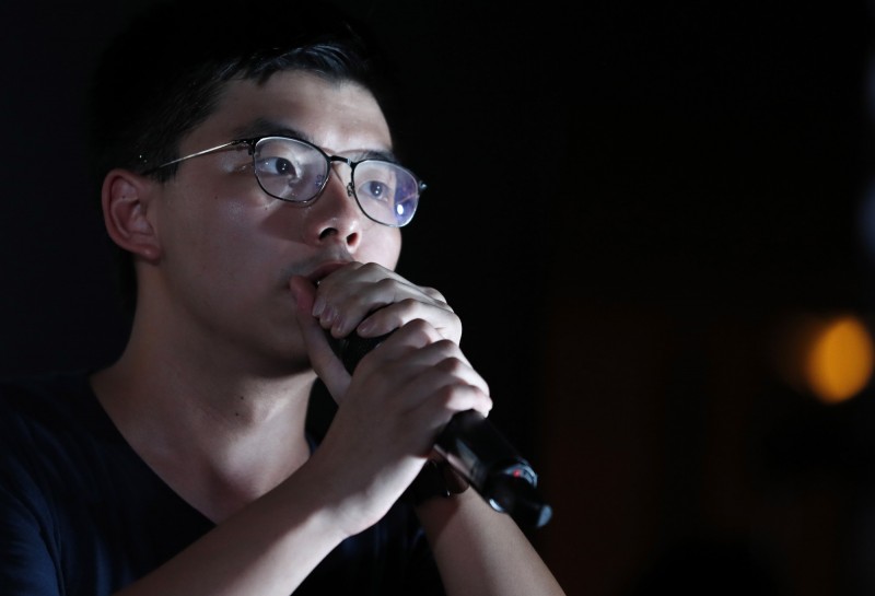 香港眾志今天上午指出，香港眾志秘書長黃之鋒今早前往地鐵途中，突然遭到香港警方逮捕，目前罪名不明。（歐新社資料照）