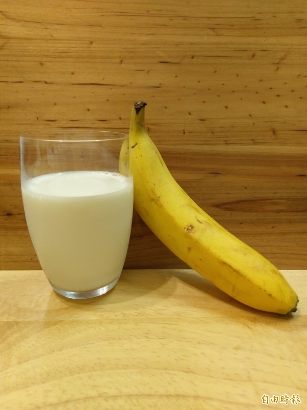外國營養師建議，便秘時不該吃香蕉、乳製品等食物。（資料照）