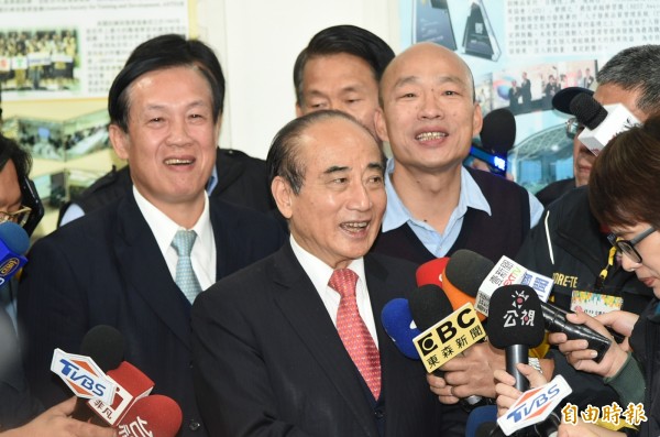 王金平辦公室今晚發新聞稿,駁斥美麗島電子報董事長吳子嘉在政論節目指稱他「喬了陳菊和平轉移政權給高雄市長韓國瑜」,根本無稽之談。圖為日前王金平、韓國瑜出席「愛鄉愛土拚經濟」企業投資台灣南區會議。(資料照) 王金平辦公室今晚發新聞稿,駁斥美麗島電子報董事長吳子嘉在政論節目指稱他「喬了陳菊和平轉移政權給高雄市長韓國瑜」,根本無稽之談。圖為日前王金平、韓國瑜出席「愛鄉愛土拚經濟」企業投資台灣南區會議。(資料照)