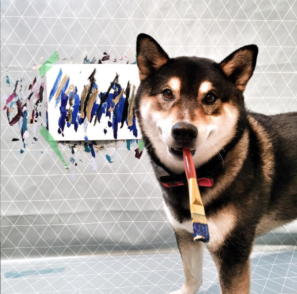黑色柴犬亨特可以自己咬筆作畫，賣出作品超過200幅。（圖取自IG @shiba.art.online）