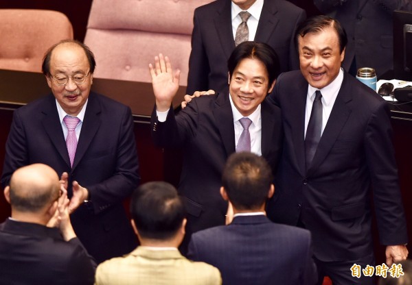 立法院臨時會10日三讀通過今年度中央政府總預算案,臨時會結束後行政院長賴清德赴立院致意,感謝朝野立委的幫忙。(記者黃耀徵攝) 立法院臨時會10日三讀通過今年度中央政府總預算案,臨時會結束後行政院長賴清德赴立院致意,感謝朝野立委的幫忙。(記者黃耀徵攝)