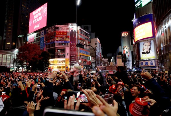 日本東京澀谷街頭，擠滿狂歡跨年的民眾。（路透）