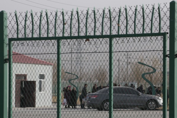 土耳其當局在昨天罕見抨擊中國「對維吾爾人有系統的同化政策」，指出在新疆針對少數民族興建「再教育營」，並肆意將數百萬的穆斯林強制關入進行洗腦的行為「已不再是秘密」。圖為新疆一處再教育營。（美聯社）