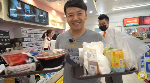 「Mike Chen」對台灣的小7美食相當讚賞,和朋友買了好多食物來試吃。(圖擷取自「Strictly Dumpling」YOUTUBE) 「Mike Chen」對台灣的小7美食相當讚賞,和朋友買了好多食物來試吃。(圖擷取自「Strictly Dumpling」YOUTUBE)