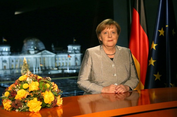 德國總理梅克爾新年致詞警告，兩次世界大戰的教訓正在被遺忘，國際合作正面臨越來越大的壓力。（歐新社）