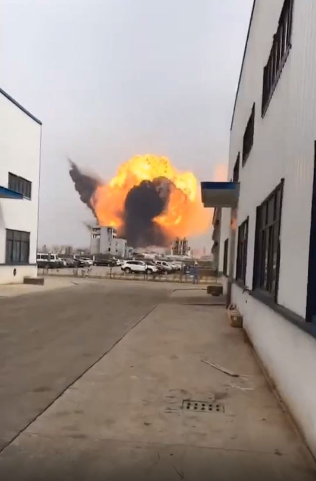 中國江蘇鹽城一處化工廠，在今下午2點許驚傳大爆炸，爆炸現場升起了蕈狀雲。（圖擷自微博）