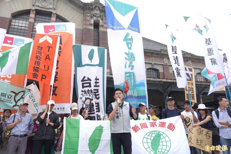 捍衛台灣主權的台灣人民，於台中市舊火車站舉辦「護台抗中」集會。（記者廖耀東攝）