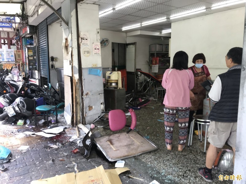 貨車撞進一早餐店，現場一片狼籍。（記者顏宏駿攝）