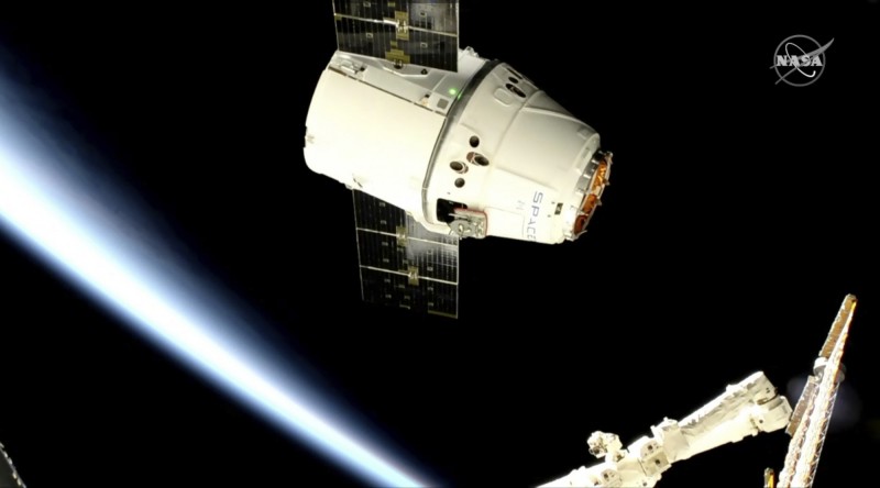 美加知名企業家馬斯克(Elon Musk)創辦的航太公司「SpaceX」計畫發射約1.2萬顆近地軌道衛星,以提供高速、低延遲的衛星網路,稱為「星鏈」(Starlink)計畫。圖為日前SpaceX飛龍火箭送貨抵達國際太空站。(美聯社) 美加知名企業家馬斯克(Elon Musk)創辦的航太公司「SpaceX」計畫發射約1.2萬顆近地軌道衛星,以提供高速、低延遲的衛星網路,稱為「星鏈」(Starlink)計畫。圖為日前SpaceX飛龍火箭送貨抵達國際太空站。(美聯社)