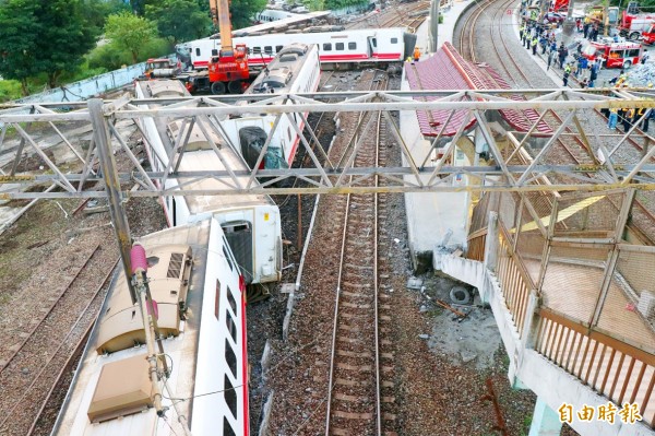 Derailed Puyuma Express carriages are pictured in Yilan County on Oct. 26.
Photo: Lin Ching-lun, Taipei Times Derailed Puyuma Express carriages are pictured in Yilan County on Oct. 26.
Photo: Lin Ching-lun, Taipei Times