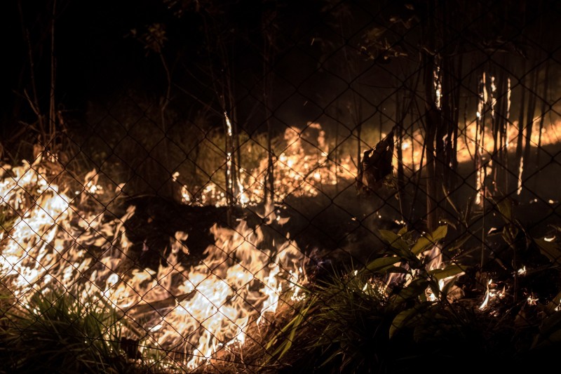 亞馬遜雨林的大火延燒不停。（彭博）