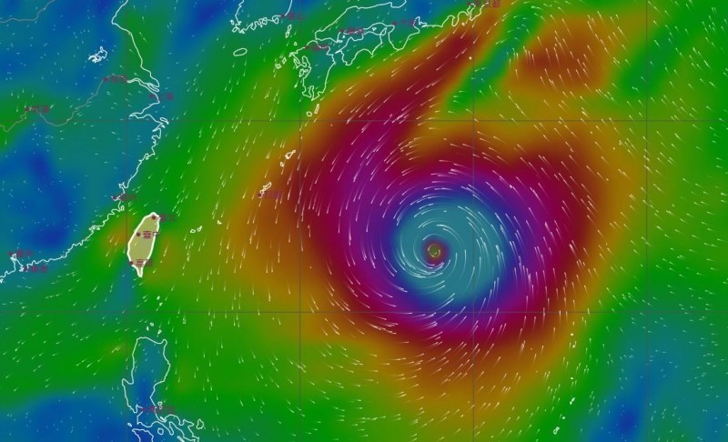 中央氣象局「風場預報顯示圖」顯示，預估10月10日當晚8點，哈吉貝颱風中心位置在台灣正東方海面。（圖擷取自中央氣象局）