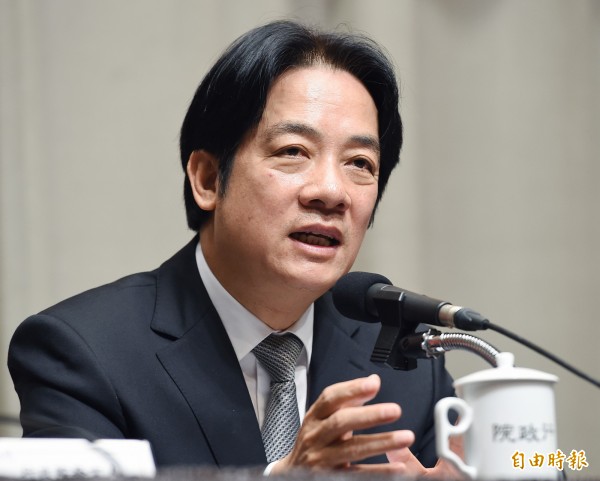 行政院長賴清德今天(7日)舉行「說明選後檢討結果」記者會,針對內閣總辭傳聞不斷,賴清德表示,他要跟社會報告,時間一到他也會堅定離開,負起政治責任,不讓檢討淪為空言,但目前仍會率領團隊全力以赴。(記者廖振輝攝) 行政院長賴清德今天(7日)舉行「說明選後檢討結果」記者會,針對內閣總辭傳聞不斷,賴清德表示,他要跟社會報告,時間一到他也會堅定離開,負起政治責任,不讓檢討淪為空言,但目前仍會率領團隊全力以赴。(記者廖振輝攝)