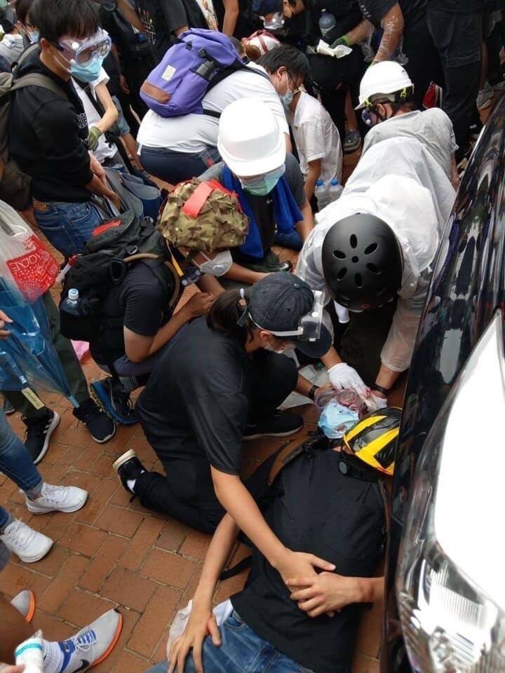 香港「反送中」示威越演越烈,稍早警方已經開始對群眾使用催淚彈、胡椒水以及橡膠子彈等武器,更有一名年輕人疑似眼睛中彈倒地。對此,香港政府發仁表示,現場有不少的示威者使用很危險的武器,暴力已達危險程度。(圖擷取自Lihkg論壇) 香港「反送中」示威越演越烈,稍早警方已經開始對群眾使用催淚彈、胡椒水以及橡膠子彈等武器,更有一名年輕人疑似眼睛中彈倒地。對此,香港政府發仁表示,現場有不少的示威者使用很危險的武器,暴力已達危險程度。(圖擷取自Lihkg論壇)