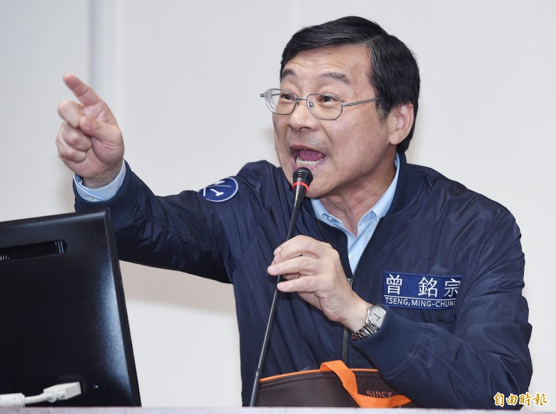 立法院經濟委員會15日邀請農委會主委陳吉仲進行報告並備質詢,國民黨立委曾銘宗(見圖)質詢時,雙方唇槍舌戰,火藥味十足。(記者廖振輝攝) 立法院經濟委員會15日邀請農委會主委陳吉仲進行報告並備質詢,國民黨立委曾銘宗(見圖)質詢時,雙方唇槍舌戰,火藥味十足。(記者廖振輝攝)