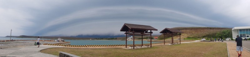 颮線籠罩澎湖，西嶼出現壯闊的灘雲，5分鐘內風雲變色，連當地人都說不常見。（網友Lee Peggy獨家授權本報使用）