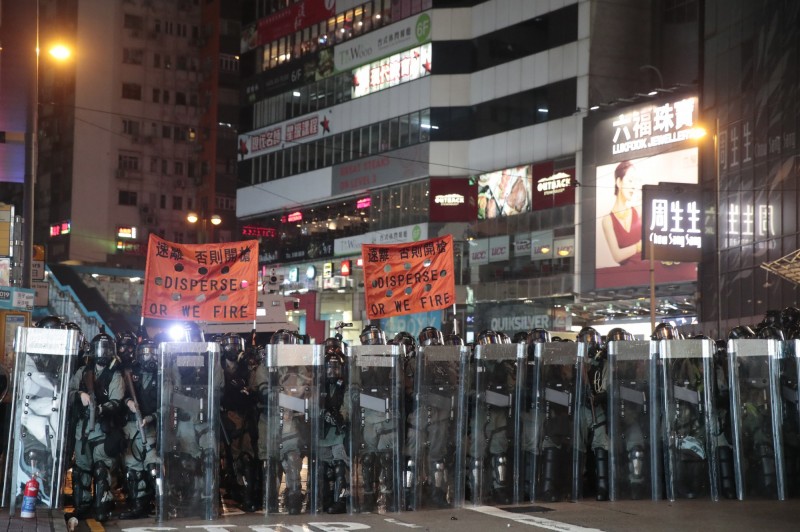 香港反送中抗爭引發警民衝突不斷，警方處理群眾運動的手法不斷引起「濫權」、「黑警」等質疑，2家足球「英超」球隊的香港球迷會表態，公開對會員中的現職員警喊話。（美聯社）