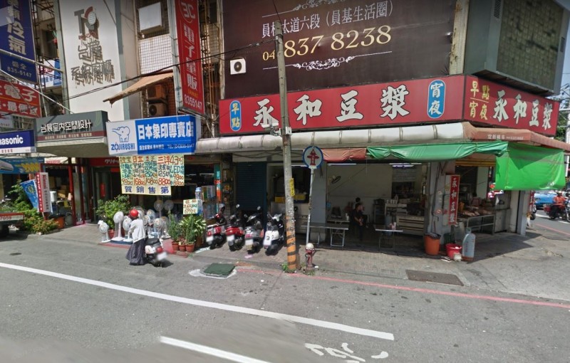 彰化縣員林市靜修路與莒光路口今天上午發生重大車禍，休旅車與小貨車追撞，其中小貨車撞進早餐豆漿店，造成許多用餐的客人受傷。（圖擷取自Google地圖）