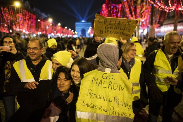 在巴黎，儘管反政府的「黃背心」抗爭活動計畫在知名的香榭麗舍大道進行，但主題為「博愛」的煙火與聲光秀仍將照常演出。（歐新社）