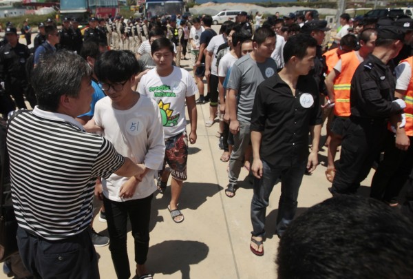 菲律賓執法單位今日在一場掃蕩行動中,逮捕了153名疑似來自中國與台灣的電信詐騙嫌犯,由於該案是由菲國與中國執法單位聯手破獲,遭逮的華人嫌犯不排除會遣送到中國。圖為之前柬埔寨破獲的華人詐騙集團。(美聯社) 菲律賓執法單位今日在一場掃蕩行動中,逮捕了153名疑似來自中國與台灣的電信詐騙嫌犯,由於該案是由菲國與中國執法單位聯手破獲,遭逮的華人嫌犯不排除會遣送到中國。圖為之前柬埔寨破獲的華人詐騙集團。(美聯社)