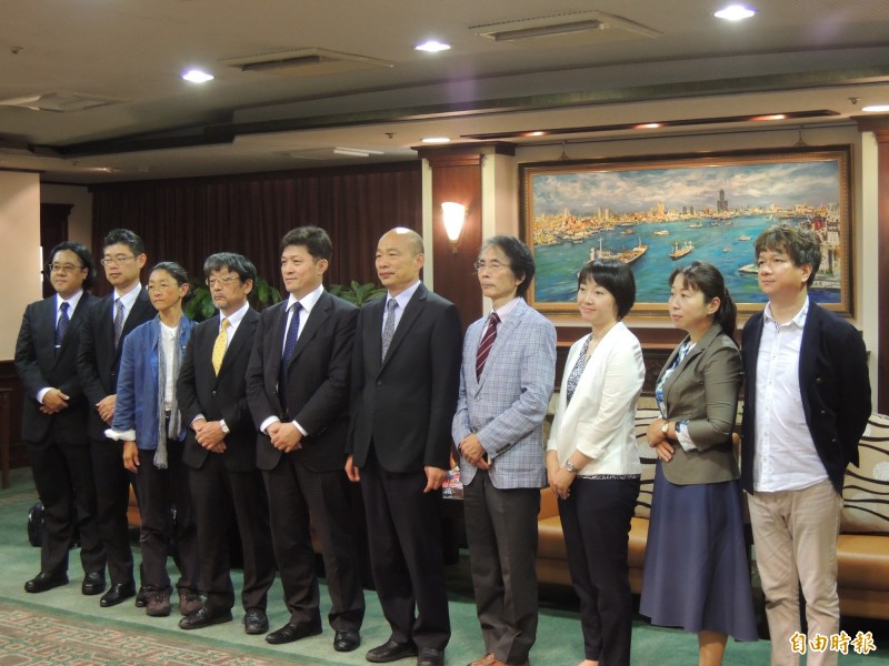 高雄市長韓國瑜（右5）今天接見日本東京大學兩岸關係研究小組。（記者王榮祥攝）
