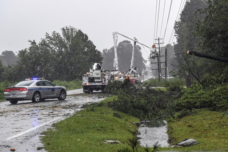 美國南卡羅來納州的美特爾海灘（North Myrtle Beach）電力系統因多利安颶風受損，相關人員正在緊急搶修。（美聯社）