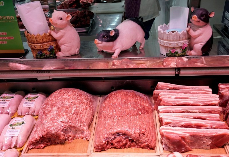 豬肉價格暴漲，許多中國大媽抱怨，店員則回應，今天不買，明後天還是會漲。（資料照，路透）