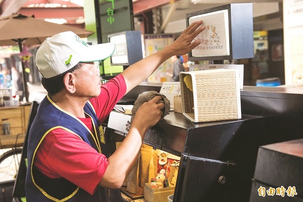 A worker cleans a counter in a shop in Taichung on Nov. 27 last year.
Photo courtesy of the Taichung City Government Labor Affairs Bureau A worker cleans a counter in a shop in Taichung on Nov. 27 last year.
Photo courtesy of the Taichung City Government Labor Affairs Bureau