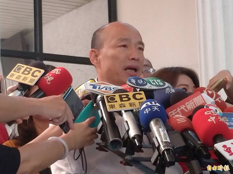 高雄市長韓國瑜被議員高閔琳詢問「挖石油的預算編在哪裡?」,竟直接回嗆「挖石油請問誰說的?今天把這個話請清楚!」然而,韓國瑜早在去年11月19日高雄市長選舉電視辯論會上,親口說出在太平島海域開採石油的想法。(記者葛祐豪攝) 高雄市長韓國瑜被議員高閔琳詢問「挖石油的預算編在哪裡?」,竟直接回嗆「挖石油請問誰說的?今天把這個話請清楚!」然而,韓國瑜早在去年11月19日高雄市長選舉電視辯論會上,親口說出在太平島海域開採石油的想法。(記者葛祐豪攝)
