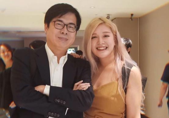 行政院副院長陳其邁的耽美修長的手指,讓美妝部落客波痞的先生「71」驚嘆不已,還誤以為是波痞的手指。對此,波痞回應,「你難道不知道,其邁的手指美到他的手指本身有一個粉絲團嗎?」(圖擷取自臉書_波痞到底是在幹嘛?) 行政院副院長陳其邁的耽美修長的手指,讓美妝部落客波痞的先生「71」驚嘆不已,還誤以為是波痞的手指。對此,波痞回應,「你難道不知道,其邁的手指美到他的手指本身有一個粉絲團嗎?」(圖擷取自臉書_波痞到底是在幹嘛?)