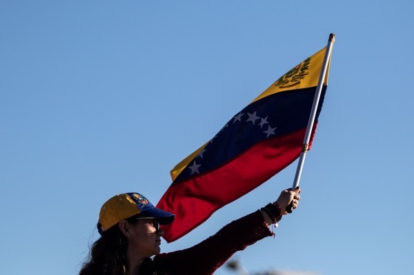 委內瑞拉發生政變，受不了馬杜羅專制政權的人民走上街頭抗議，擁戴國會議長瓜伊多，瓜伊多自行宣布擔任「代理總統」，獲得美國、歐盟、加拿大與南美洲主要國家支持。（法新社）