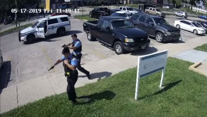 警方出於防衛，對戴維斯開了31槍，戴維斯當場中彈身亡。（圖翻攝自YouTube）