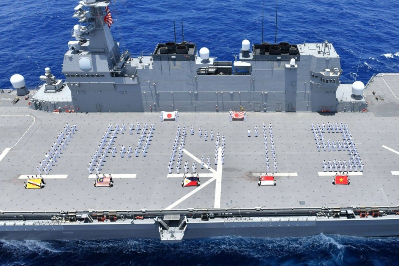 日本海上自衛隊主導「印度太平洋部署2019」聯合演習，過程中日本、汶萊、馬來西亞、菲律賓、新加坡、越南各國官兵在出雲級護衛艦「出雲號」上合影。（圖擷自Japan Maritime Self-Defense Force臉書）
