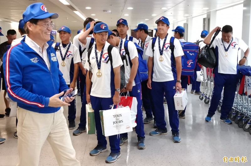 U18世界盃棒球賽冠軍台灣隊今日載譽歸國，體育署長高俊雄（左）前往機場迎接。（記者姚介修攝）